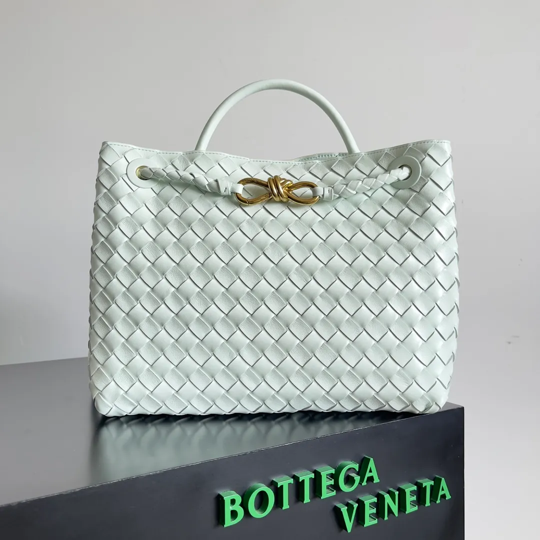The 2023 new Andiamo batch of 2260 BV has been shipped‼ ️Really popular🔥The new Andiamo woven handbag launched by Bottega Veneta this season is really popular all over the world! ! Celebrities at home and abroad have worn it, and Oscar-winning actress Michelle Yeoh has taken it out on the street. Song Jia, Trai Yara, Yu Feihong, Sanji Ayaka, Rosie Hunting-Whiteley, Yoshioka Riho, etc. have all picked up this bag. It is classic and versatile, showing off its temperament, and the bag capacity is also large, which is very convenient for daily commuting! ! A variety of carrying methods, the shoulder straps can be adjusted by yourself, the original lambskin feels soft and delicate, and the unisex style breaks the gender boundaries and brings a more practical and long-lasting use experience. Andiamo, which has both elegant and casual styles, perfectly interprets the true appearance of "fashionable old money style". Style number: 743572 Size: 32*24*12